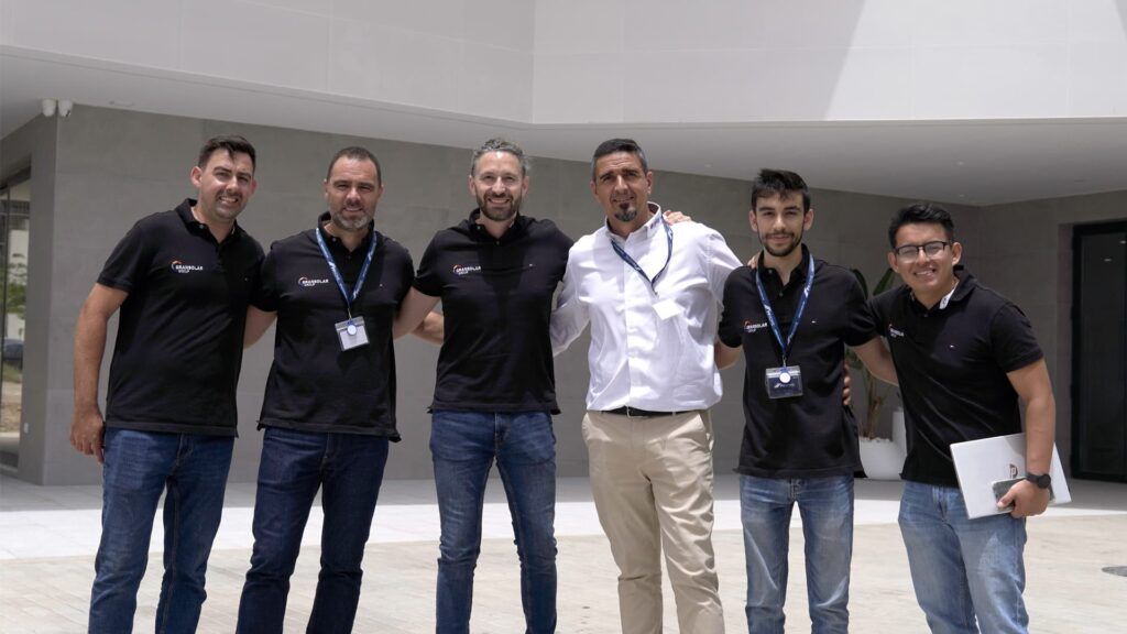 Se muestra al equipo de PVHome en las instalaciones del PITA